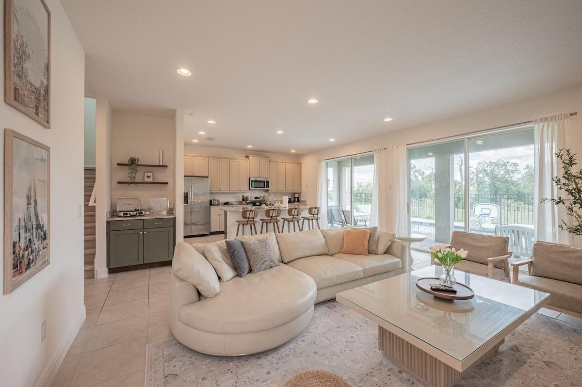 Bright & open living space — perfect for movie nights or relaxing after the parks! Smart TV + plush seating.